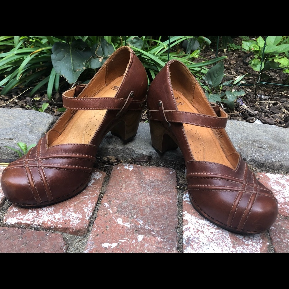 Gorgeous Cognac Dansko Mary Jane Heeled Sandal!